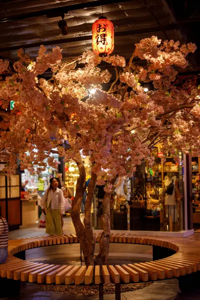 pattaya, Tayland. 03.21.2025. Sakura çiçekleri ve Japon fenerleri Terminal 21 alışveriş merkezinde.