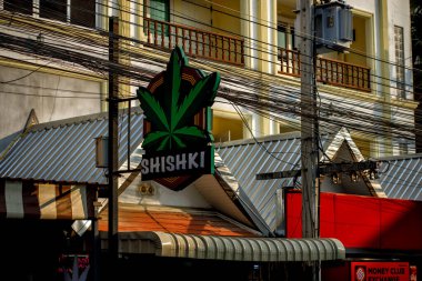 pattaya, Tayland. 03.22.2025.Gün batımında Pattaya sokaklarından biri. Şishki