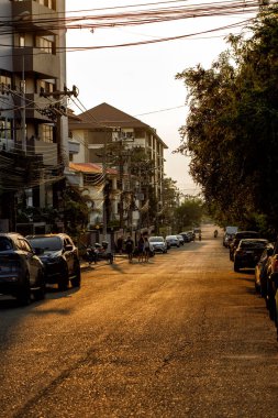 pattaya, Tayland. 03.22.2025.Gün batımında Pattaya sokaklarından biri