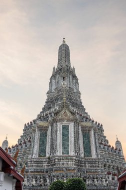 Bangkok, Tayland. 04.07.2025 Wat Arun Tapınağı Dış görünüm ve ayrıntılar