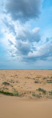 Kyzylkum Çölü üzerinde alışılmadık bir fırtına çöl bölgesinde nadir bir yağmur.