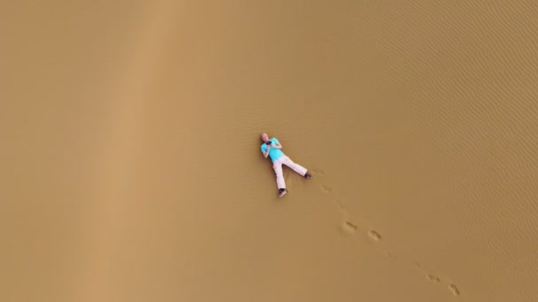 Top View Single Person Lying Sand Dunes Man Lies Desert — Stockvideo