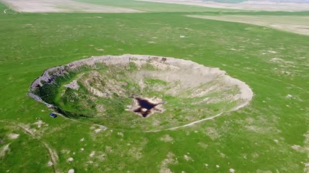 Pemandangan Corong Dari Ledakan Nuklir Ditumbuhi Rumput Hijau Dan Danau — Stok Video