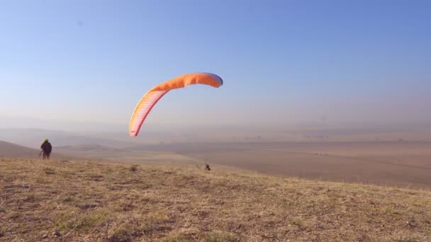 滑翔机上的领航员赶上了尾风 让机翼保持在上面 想好好珍惜它 在滑翔机上有一片蓝无云的天空和秋天的田野 — 图库视频影像