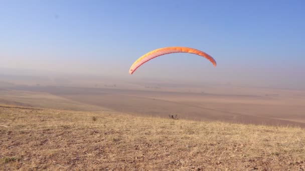 Pilot Paraglider Catches Tailwind Keeps Wing Top Trying Cherish Paraglider — Stockvideo