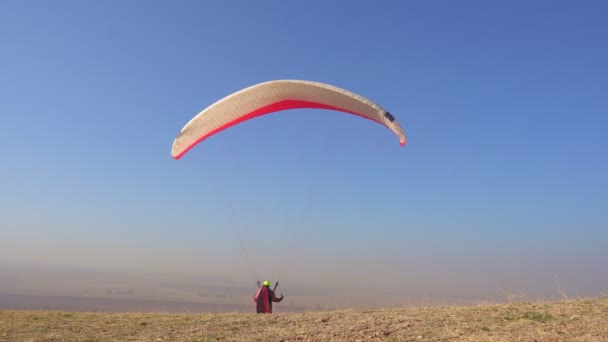 Pilot Paraglider Catches Tailwind Keeps Wing Top Trying Cherish Paraglider — Vídeos de Stock