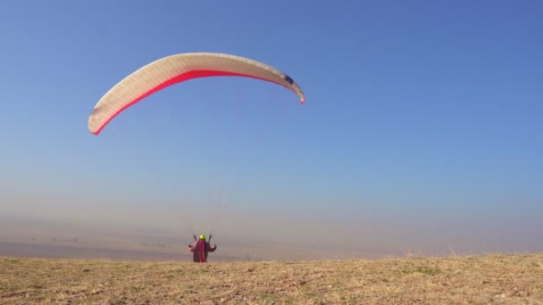滑翔机上的领航员赶上了尾风 让机翼保持在上面 想好好珍惜它 在滑翔机上有一片蓝无云的天空和秋天的田野 — 图库视频影像