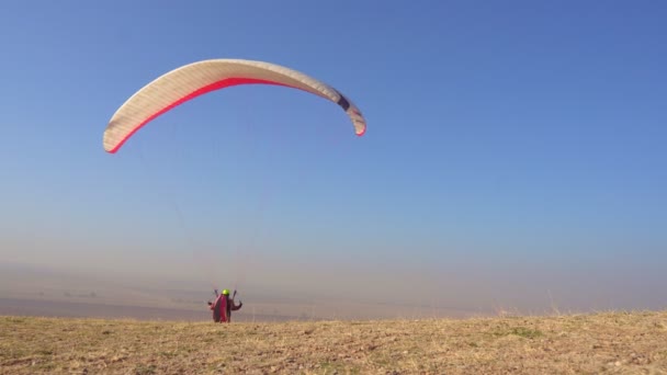 Pilot Paraglider Catches Tailwind Keeps Wing Top Trying Cherish Paraglider — Stock Video