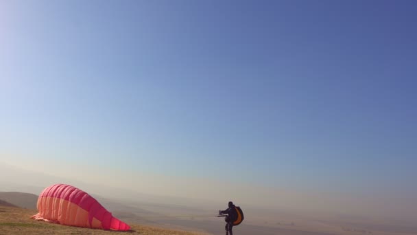 Paraglider Paraglider Preparing Flight Waiting Tailwind Clear Blue Sky Yellow — Vídeo de Stock