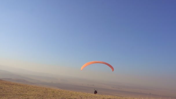 Pilot Paraglider Flew Distance Mountain Peak Paraglider Blue Cloudless Sky — Wideo stockowe