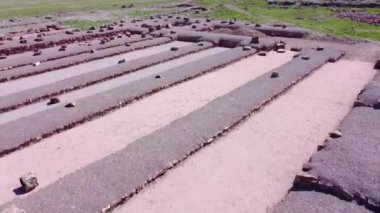 Taraz Akyrtas Sarayı Kompleksi Vakfı Harabeleri Güneşli Mavi Gökyüzü Gününde Ana Kapı Giriş Merdivenleri ve Taş Duvar Yan Görünümü