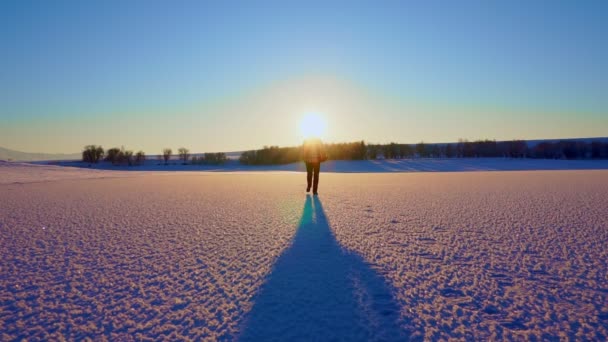Het Meisje Loopt Langzaam Door Sneeuw Winter Bij Zonsondergang Tegen — Stockvideo
