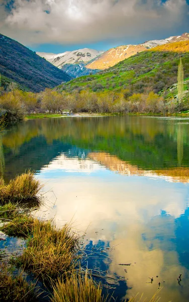 Beau Lac Alpin Avec Des Reflets Beaux Nuages Dans Eau — Photo