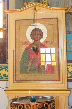 SHYMKENT, KAZAKHSTAN - 24 HAZİRAN 2023: Kazan Hanımefendimizin Kilisesi 'ndeki ortodoks bir azizin antik simgesi
