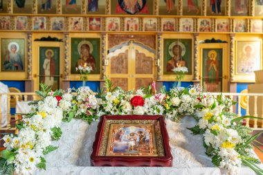 SHYMKENT, KAZAKHSTAN - 24 HAZİRAN 2023: Kazan Meryem Ana ikonu Kazakistan 'ın onuruna tapınakta Iconostasis