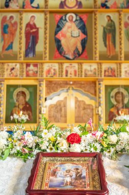 SHYMKENT, KAZAKHSTAN - 24 HAZİRAN 2023: Kazan Meryem Ana ikonu Kazakistan 'ın onuruna tapınakta Iconostasis