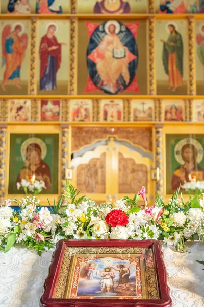 SHYMKENT, KAZAKHSTAN - 24 HAZİRAN 2023: Kazan Meryem Ana ikonu Kazakistan 'ın onuruna tapınakta Iconostasis