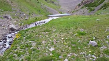 Aksujabaglinsky rezervindeki pitoresk göl manzarası, yazın dağların arasında göl, Goach 'ta yüksek Moraine küçük gölü, güzel zümrüt suyu.
