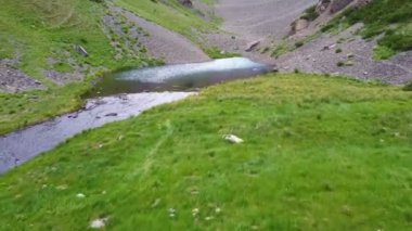 Aksujabaglinsky rezervindeki pitoresk göl manzarası, yazın dağların arasında göl, Goach 'ta yüksek Moraine küçük gölü, güzel zümrüt suyu.