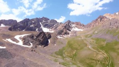 İnsansız hava aracı Alp dağlarının yüksek zirvelerinde, Aksujabagly doğa rezervinin görkemli manzarası 3600 metre yükseklikte.