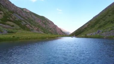 Aksujabaglinsky rezervindeki pitoresk göl manzarası, yazın dağların arasında göl, Goach 'ta yüksek Moraine küçük gölü, güzel zümrüt suyu.