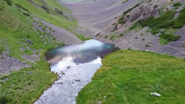 Widok Malownicze Jezioro Rezerwacie Aksujabaglinsky Jezioro Między Górami Lecie Moraine — Wideo stockowe