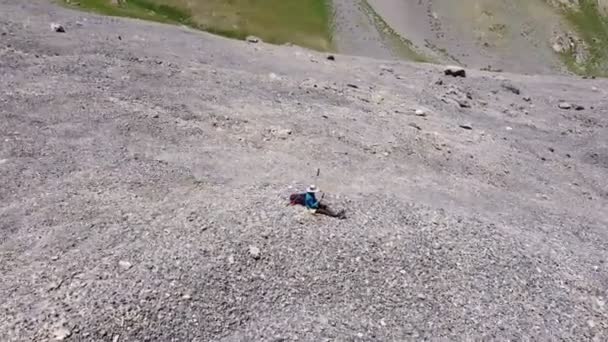 Homem Caminha Sobre Pedras Para Uma Alta Passagem Montanha Verão — Vídeo de Stock