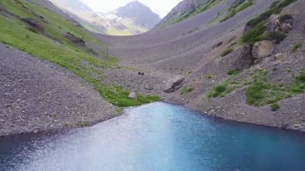 Pohled Malebné Jezero Rezervaci Aksujabaglinsky Jezero Mezi Horami Létě Moraine — Stock video