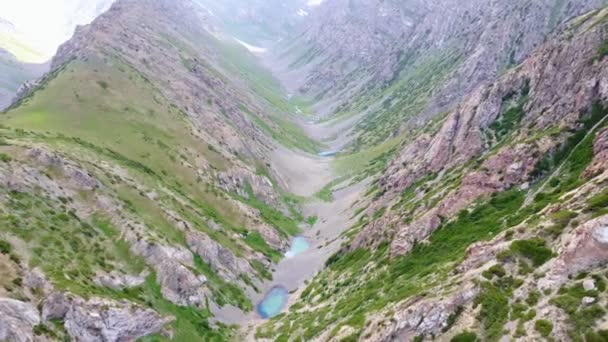 Vista Lago Pitoresco Reserva Aksujabaglinsky Lago Entre Montanhas Verão Moraine — Vídeo de Stock