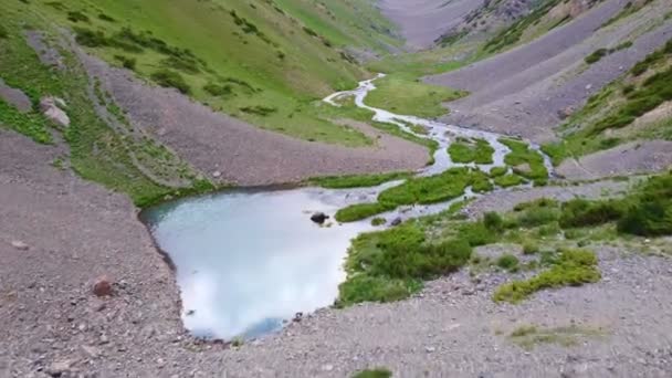 Vista Del Pintoresco Lago Reserva Aksujabaglinsky Lago Entre Las Montañas — Vídeo de stock