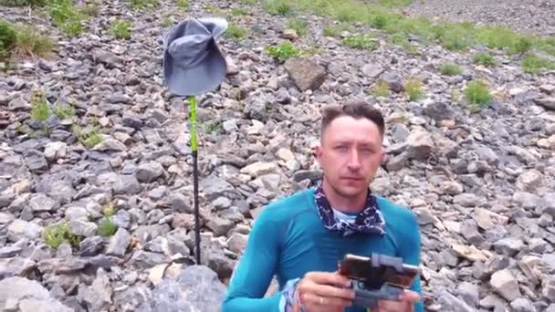 Ein Männlicher Tourist Steuert Eine Drohne Den Bergen Ein Europäischer — Stockvideo