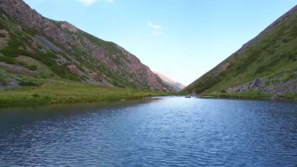 Pemandangan Danau Yang Indah Cagar Alam Aksujabaglinsky Danau Antara Pegunungan — Stok Video