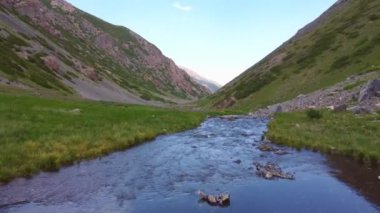 Aksujabaglinsky rezervindeki pitoresk göl manzarası, yazın dağların arasında göl, Goach 'ta yüksek Moraine küçük gölü, güzel zümrüt suyu.