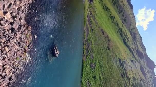 观赏Aksujabaglinsky保护区的风景秀丽的湖景 夏季的高山间的湖景 高高地的莫兰小湖景 还有美丽的翡翠水 — 图库视频影像