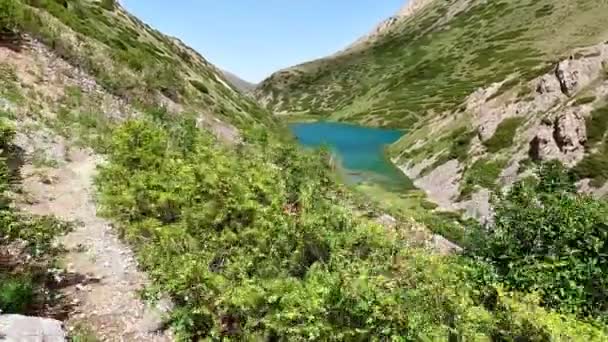 Movimento Veloce Verso Lago Montagna Turchese Nella Riserva Aksujabaglinsky Lago — Video Stock