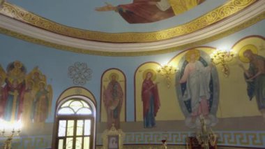 SHYMKENT, KAZAKHSTAN - 24 HAZİRAN 2023: Kazan Meryem Ana ikonu Kazakistan 'ın anısına tapınağın sunağı