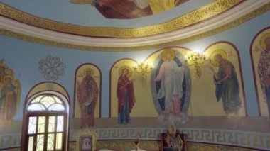 SHYMKENT, KAZAKHSTAN - 24 HAZİRAN 2023: Kazan Meryem Ana ikonu Kazakistan 'ın anısına tapınağın sunağı