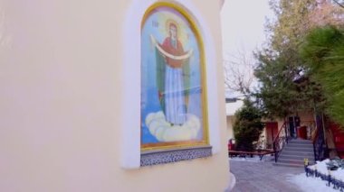 SHYMKENT, KAZAKHSTAN - 24 HAZİRAN 2023: Kazan Hanımı 'nın tapınağındaki Meryem Ana' nın Antik simgesi