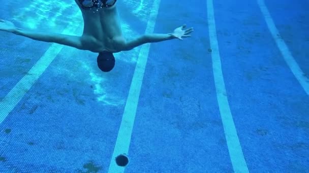 Uomo Che Nuota Una Profonda Piscina Sott Acqua Immersioni Turistiche — Video Stock