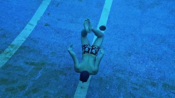Ein Mann Schwimmt Einem Tiefen Pool Unter Wasser Touristisches Tauchen — Stockvideo