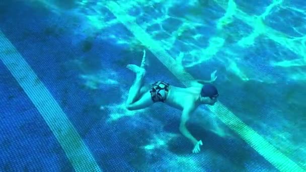Ein Mann Schwimmt Einem Tiefen Pool Unter Wasser Touristisches Tauchen — Stockvideo
