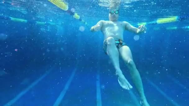 一个人在水底深水池里游泳 游客潜水 在游泳池里度过暑假很开心 水下玩乐 — 图库视频影像