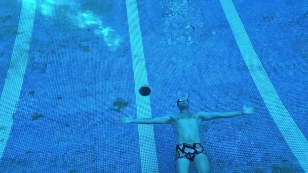 Ein Mann Boden Eines Blauen Pools Gibt Runde Blasen Aus — Stockvideo
