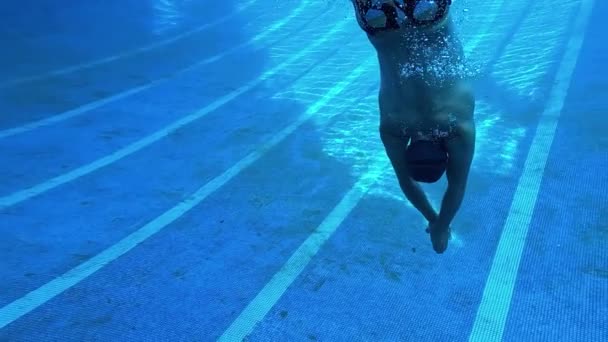 Podwodne Ujęcie Mężczyzny Pływającego Niebieskim Basenie Naturalnym Słońcu Lekcje Pływania — Wideo stockowe