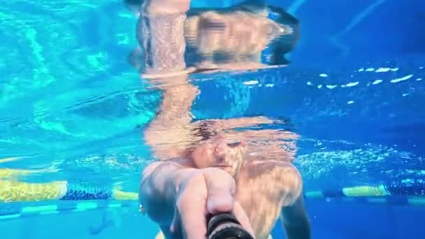 Ein Mann Schwimmt Einem Pool Unter Wasser Und Filmt Sich — Stockvideo