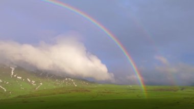 , Yağmurdan sonra mavi. Parlak renkleri LGBT topluluğunu ve çeşitliliği sembolize ediyor ve manzaraya bir neşe ve umut atmosferi getiriyor. Gökyüzü...