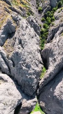 Kayalık arazi etkileyici ve çok yönlü bir manzara yaratır, taş oluşumları görkemli ve uçsuz bucaksız. Böyle bir ortamda, doğanın eşsiz bir güzelliği vardır..