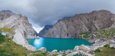 Muhteşem dağ gölü Kelsuu, Kırgızistan