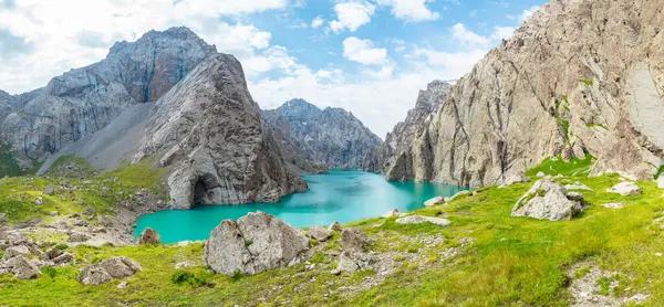 Kel Suu Gölü 'nün açık güneşli havasında manzarası