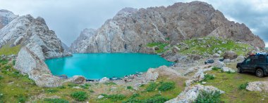 Kel Suu Gölü 'nün panoraması Akşamları bulutlu havada